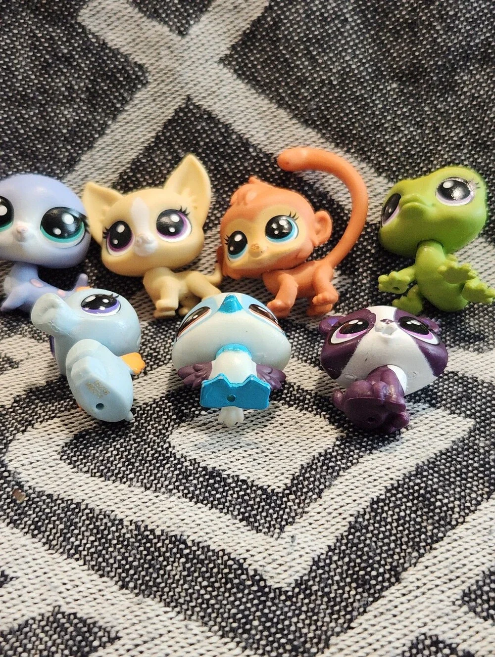 Littlest Pet Shop Lot Of 7 Mini Figures #3917 #2-66 #2-123 #1-61 #2-87 #2-108